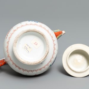 Een Chinese famille rose theepot met feniksvormige tuit, Qianlong — foto 7