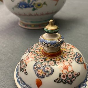 Een Chinese famille rose theepot met feniksvormige tuit, Qianlong — foto 8