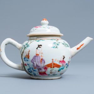 Een Chinese famille rose theepot met figuren in een tuin, Yongzheng — foto 4