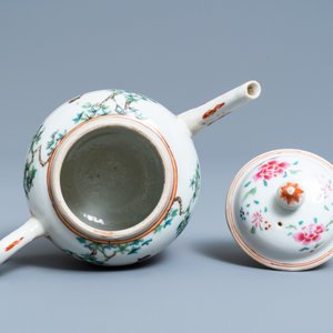 Een Chinese famille rose theepot met figuren in een tuin, Yongzheng — foto 6