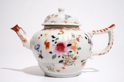 Een Chinese famille rose theepot met floraal decor, Qianlong