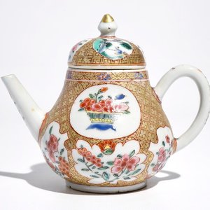 Een Chinese famille rose theepot met floraal en geometrisch decor, Yongzheng — foto 1