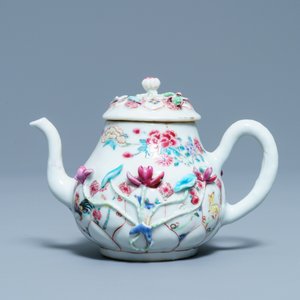 Een Chinese famille rose theepot met floraal reliëfdecor, Yongzheng — foto 2
