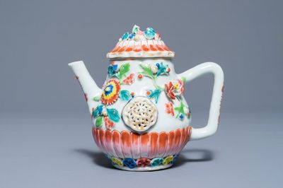 Een Chinese famille rose theepot met floraal reliëfdecor, Yongzheng