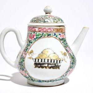 Een Chinese famille rose theepot met grisaille en verguld decor, Yongzheng — foto 3