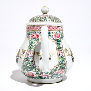 Een Chinese famille rose theepot met grisaille en verguld decor, Yongzheng — foto 4