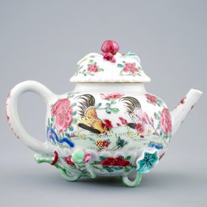 Een Chinese famille rose theepot met hanen, Yongzheng, 1723-1735 — foto 2