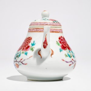 Een Chinese famille rose theepot met hanen, Yongzheng — foto 2