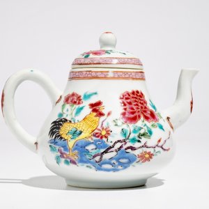 Een Chinese famille rose theepot met hanen, Yongzheng — foto 3