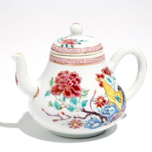 Een Chinese famille rose theepot met hanen, Yongzheng — foto 7