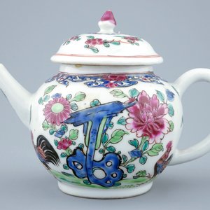 Een Chinese famille rose theepot met hanen, Yongzheng/Qianlong — foto 2