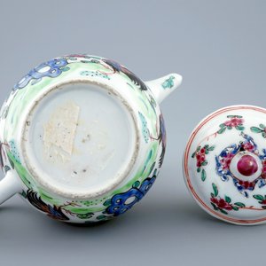 Een Chinese famille rose theepot met hanen, Yongzheng/Qianlong — foto 3
