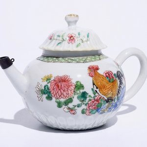 Een Chinese famille rose theepot met hanen, Yongzheng — foto 7
