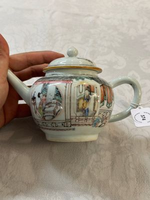 Een Chinese famille rose theepot met hofdames en kinderen, Yongzheng — foto 1