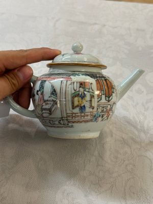 Een Chinese famille rose theepot met hofdames en kinderen, Yongzheng — foto 2