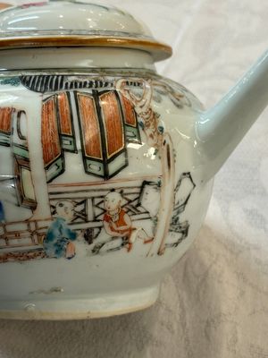 Een Chinese famille rose theepot met hofdames en kinderen, Yongzheng — foto 3