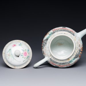 Een Chinese famille rose theepot met hofdames en kinderen, Yongzheng — foto 7