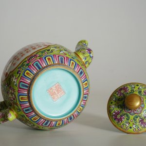 Een Chinese famille rose theepot met kalligrafiedecor, Jiaqing merk, 19/20e eeuw — foto 13