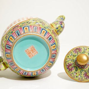 Een Chinese famille rose theepot met kalligrafiedecor, Jiaqing merk, 19/20e eeuw — foto 6