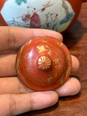 Een Chinese famille rose theepot met koraalrode fondkleur en 'faux-marbre' tuit en handgreep, Jiaqing — foto 5