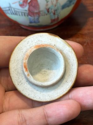 Een Chinese famille rose theepot met koraalrode fondkleur en 'faux-marbre' tuit en handgreep, Jiaqing — foto 6
