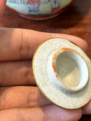 Een Chinese famille rose theepot met koraalrode fondkleur en 'faux-marbre' tuit en handgreep, Jiaqing — foto 7