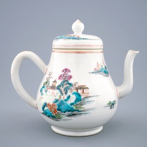 Een Chinese famille rose theepot met landschapsdecor, Qianlong, 18e eeuw — foto 2