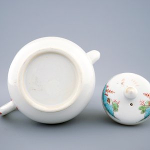 Een Chinese famille rose theepot met landschapsdecor, Qianlong, 18e eeuw — foto 6