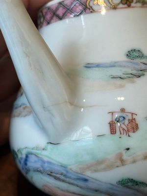 Een Chinese famille rose theepot met landschapsdecor, Yongzheng — foto 13