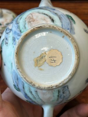 Een Chinese famille rose theepot met landschapsdecor, Yongzheng — foto 14