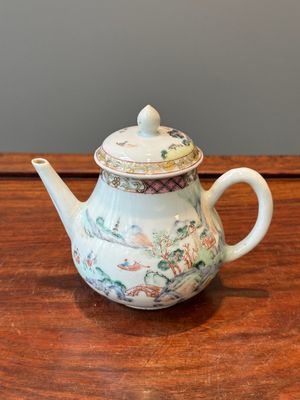 Een Chinese famille rose theepot met landschapsdecor, Yongzheng — foto 3