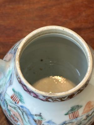 Een Chinese famille rose theepot met landschapsdecor, Yongzheng — foto 8