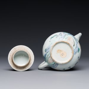 Een Chinese famille rose theepot met landschapsdecor, Yongzheng — foto 3