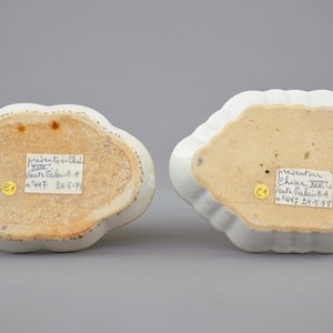 Een Chinese famille rose theepot met mandarijns decor en twee lepelschoteltjes, Qianlong — foto 3