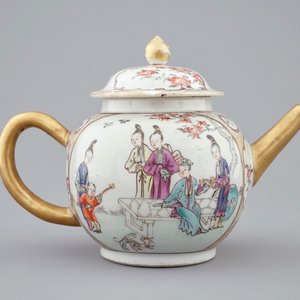 Een Chinese famille rose theepot met mandarijns decor en twee lepelschoteltjes, Qianlong — foto 6