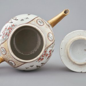 Een Chinese famille rose theepot met mandarijns decor en twee lepelschoteltjes, Qianlong — foto 8