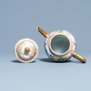 Een Chinese famille rose theepot met 'mandarijns' decor, Qianlong — foto 6