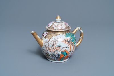 Een Chinese famille rose theepot met mandarijns decor, Qianlong