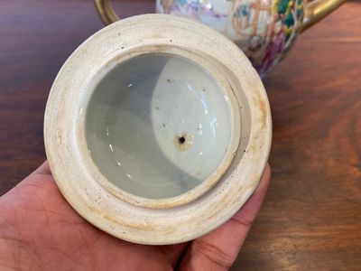 Een Chinese famille rose theepot met mandarijns decor, Qianlong — foto 6