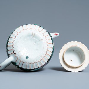 Een Chinese famille rose theepot met pattipan, Yongzheng — foto 9