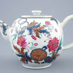 Een Chinese famille rose theepot met pseudo-tabaksbladeren decor, Qianlong, 18e eeuw — foto 2