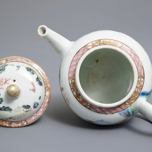 Een Chinese famille rose theepot met reizigers in een landschap, Yongzheng — foto 5