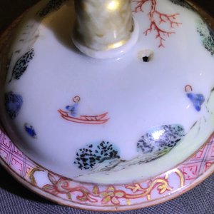 Een Chinese famille rose theepot met reizigers in een landschap, Yongzheng — foto 8
