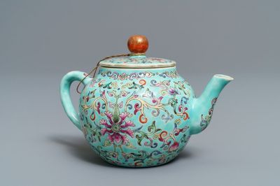 Een Chinese famille rose theepot met turquoise fondkleur, Jiaqing merk, Republiek, 20e eeuw