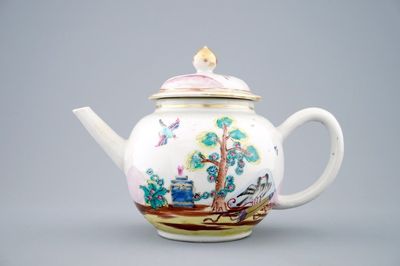Een Chinese famille rose theepot met Valentijnsduif decor, Qianlong, 18e eeuw