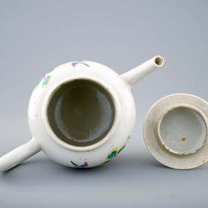 Een Chinese famille rose theepot met Valentijnsduif decor, Qianlong, 18e eeuw — foto 5