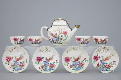 Een Chinese famille rose theepot met vier bijhorende kop en schotels, Qianlong, 18e eeuw