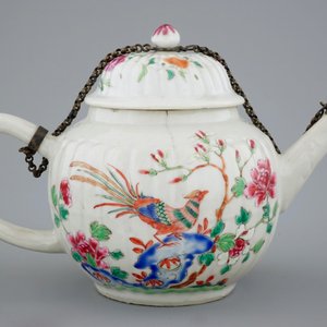 Een Chinese famille rose theepot met vier bijhorende kop en schotels, Qianlong, 18e eeuw — foto 7