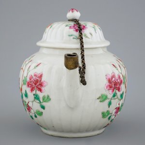 Een Chinese famille rose theepot met vier bijhorende kop en schotels, Qianlong, 18e eeuw — foto 8