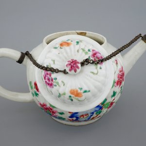 Een Chinese famille rose theepot met vier bijhorende kop en schotels, Qianlong, 18e eeuw — foto 10